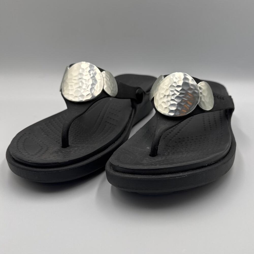 Crocs Sanrah Hammered Circle Wedge Sandals Womens 8 Black Silver Flip Flop
